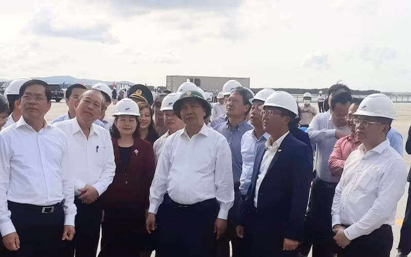 阮春福总理视察巴地头顿省。（图片来源：人民报网）