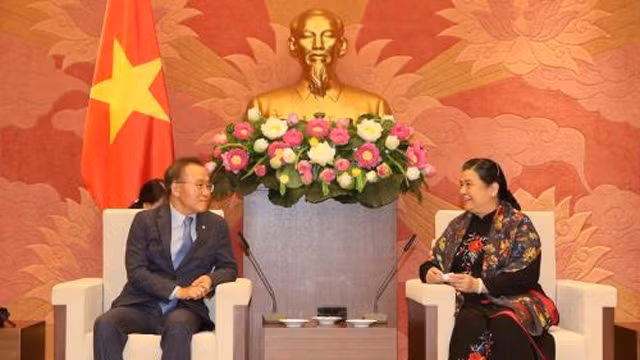 丛氏放女士和韩国国会运营委员会副委员长尹在玉。（图片来源：越通社）