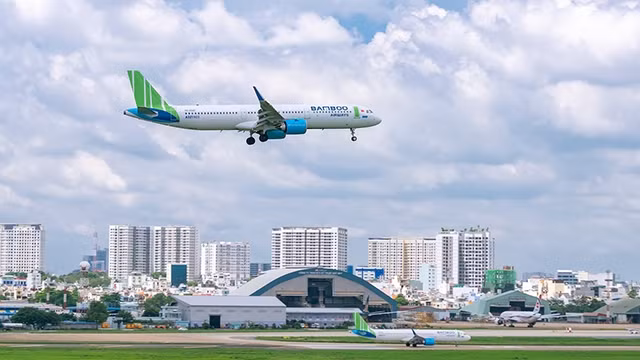 附图：越竹航空飞机。