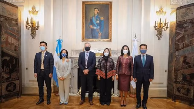 阿根廷外长费利佩•索拉与印度尼西亚、菲律宾、泰国和马来西亚等东盟成员国驻布宜诺斯艾利斯大使合影。