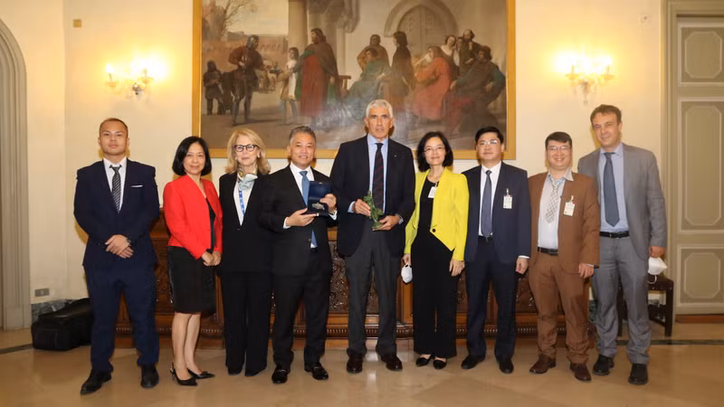 越南国会代表团与议会联盟意大利友好议员小组主席和议会联盟名誉主席皮尔·费迪南多·卡西尼合影。（图片来源：越通社）