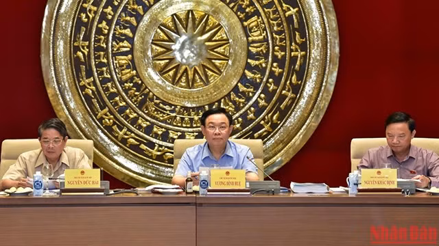 越南国会主席王廷惠就《土地法》（修正案）举行工作座谈。（图片来源：维灵 摄）