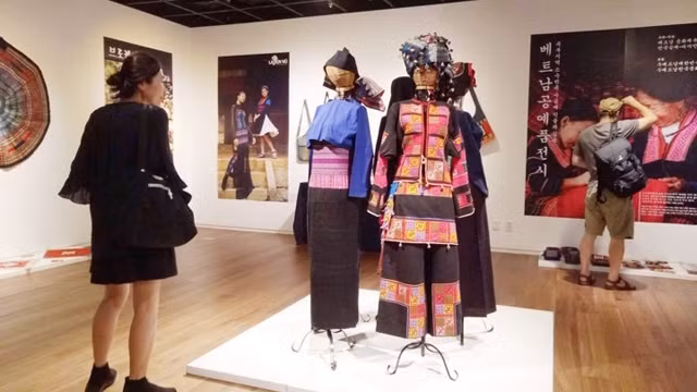 游客参观展览会。