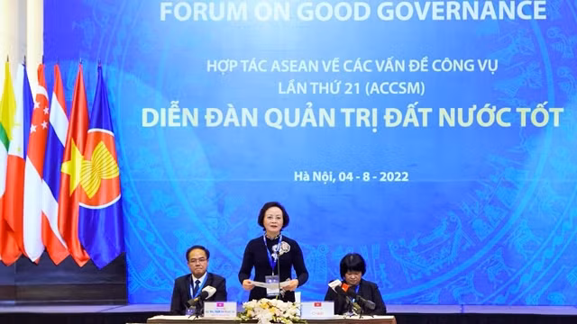 越南内政部部长范氏青茶主持论坛。
