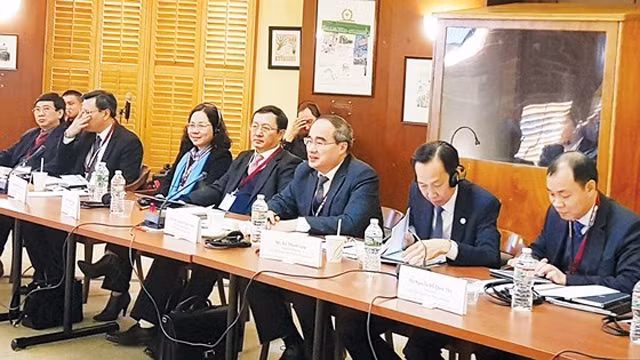 阮善仁同志与美国各所大学领导举行会谈。（图片来源：西宫解放报）