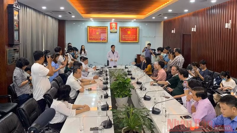 大水镬医院为英国籍飞行员（第91例新冠肺炎患者）治愈出院举行欢送仪式。