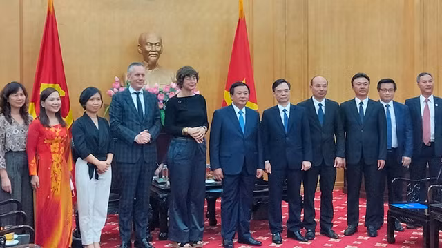 胡志明国家政治学院院长阮春胜和荷兰驻越南大使埃尔斯贝丝•阿克曼合影。