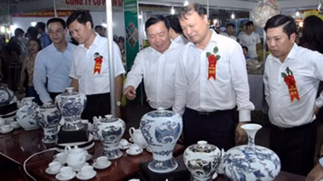 参观博览会的各位代表。（图片来源：宁平省报）