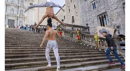 越南杂技兄弟国基与国业的表演节目。（图片来源：vnexpress.net）