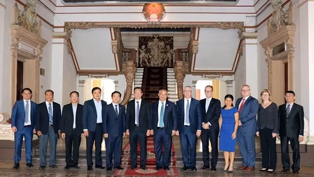 双方代表合影。