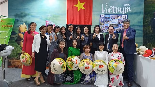 越韩代表合影。（图片来源：越通社）