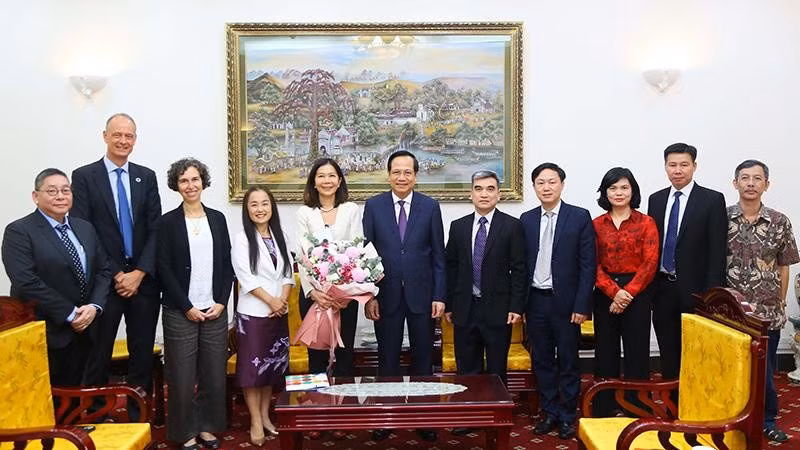 越南劳动荣军与社会部部长陶玉蓉会见联合国驻越南协调员宝琳·塔梅西斯。