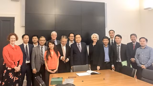 越南祖国阵线中央委员会主席陈青敏与皇家墨尔本理工大学领导班子合影。