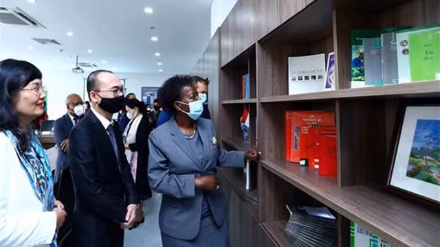 法语国家国际组织秘书长路易丝·穆希基瓦博参观法语室。（图片来源：越通社）