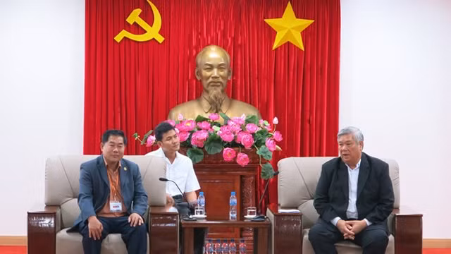 阳省人民委员会主席邓明兴会见柬埔寨宗教事务部国务秘书Khenh Hang Huon。