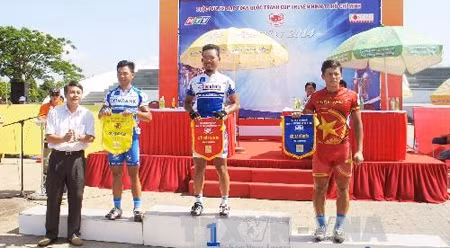 第五赛段结束后，赛事组委会为前五个赛段的优秀车手们举行颁奖仪式。（图片来源：越通社）
