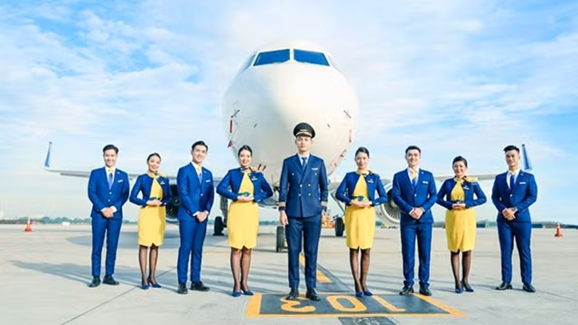 越游航空公司的员工工作服以黄色和蓝色为主色调。