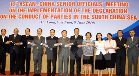 各国代表合影留念。（图片来源：越通社）