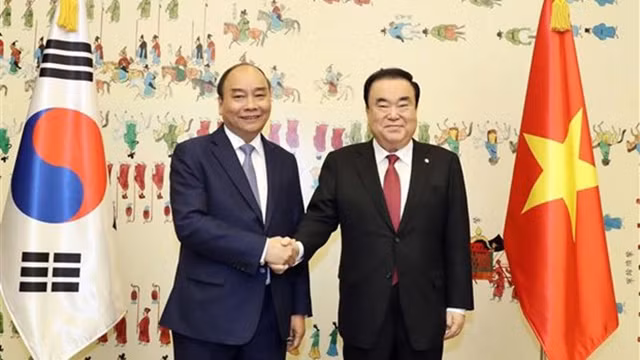 越南政府总理阮春福与韩国国会议长文喜相。（图片来源：越通社）