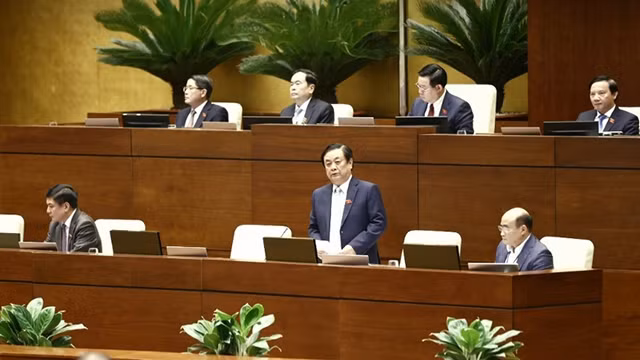 农业与农村发展部部长黎明欢接受国会代表询问。（图片来源：越通社）