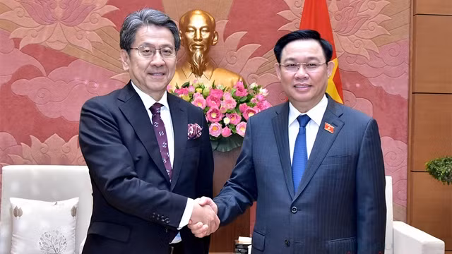 国会主席王廷惠与前田匡史握手。