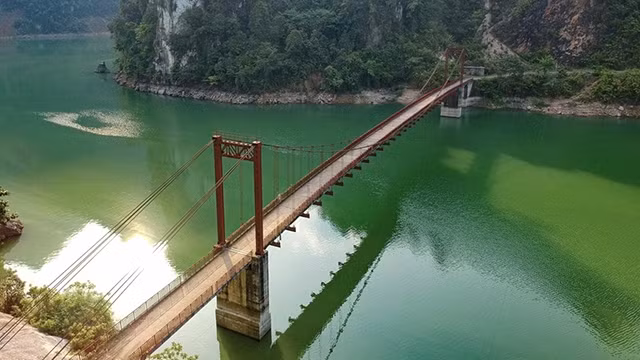 横跨山罗水电湖的巴风桥。（图片来源：越通社）