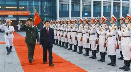 越南国家主席张晋创检阅公安部门仪仗队。（图片来源：首都安全）