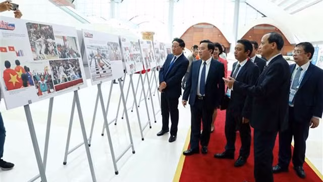 与会代表参观图片展。