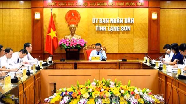 谅山省人民委员会主席胡进绍与中国广西壮族自治区主席陈武通电话。