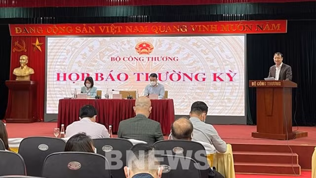 越南工贸部副部长杜胜海在工贸部2022年第一季度例行新闻发布会上发言。（图片来源：越通社）