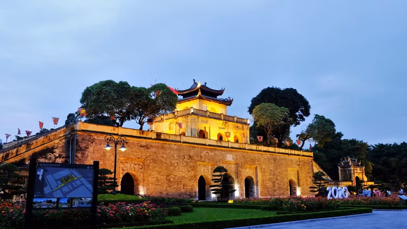 向游客推介升龙皇城夜游线路。
