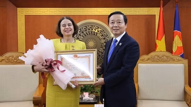 罗宾·穆迪大使荣获越南“致力于自然资源与环境事业纪念章”。（图片来源：人民军队报）