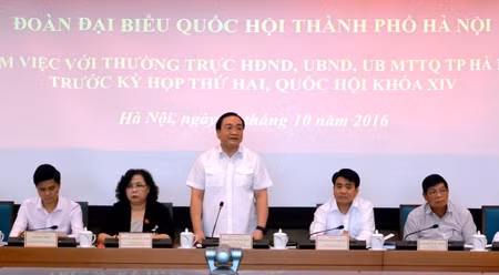 黄忠海市委书记在会上发表讲话。