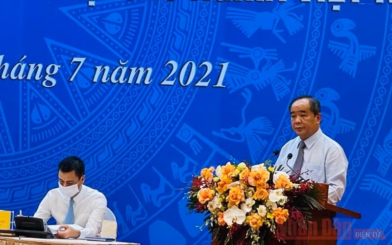 国家主席办公厅主任黎庆海宣读特赦令。（图片来源：人民报网）