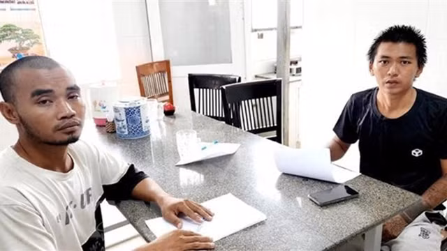 获救的两名渔民。（图片来源：越通社）