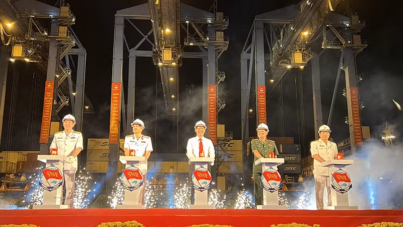 西贡新港举行虎年首班货轮起航仪式。