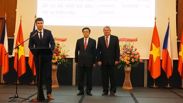 捷克外交部常务副部长考斯基发表讲话。（图片来源：越通社）