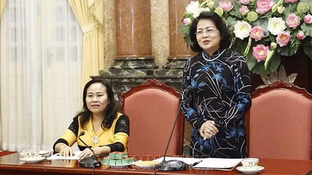 越南国家副主席邓氏玉盛发表讲话。（图片来源：越通社）