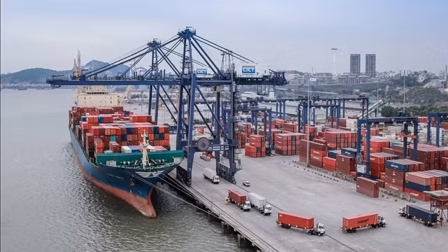 盖麟国际集装箱海港一角。