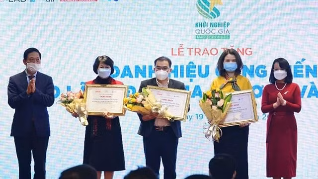 获得2021年国家创业计划贡献奖的企业代表。（图片来源：越通社）