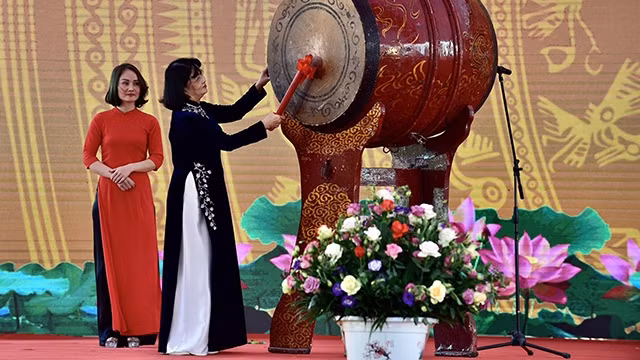 邓氏玉盛副主席鸣鼓开庙。（维灵 摄）