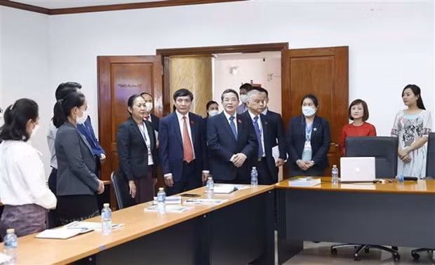 越南国会副主席阮德海走访老挝国会办公室人员越南语培训班。
