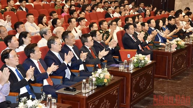 党、国家领导人出席第十六届国家新闻奖颁奖仪式。