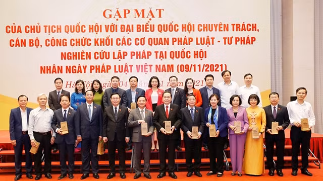 越南国会主席王廷惠和专职国会代表和法律-司法机构干部。（图片来源：人民军队报）