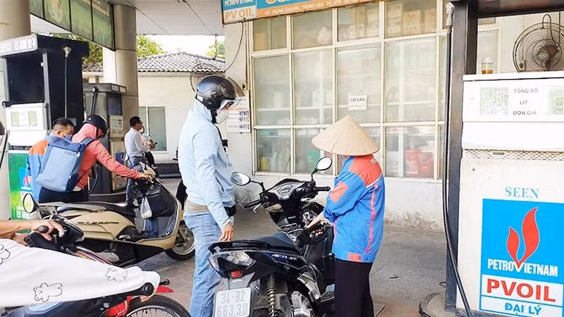 汽油和石油的零售价格持续下降，但国内商品和服务仍处于高位。