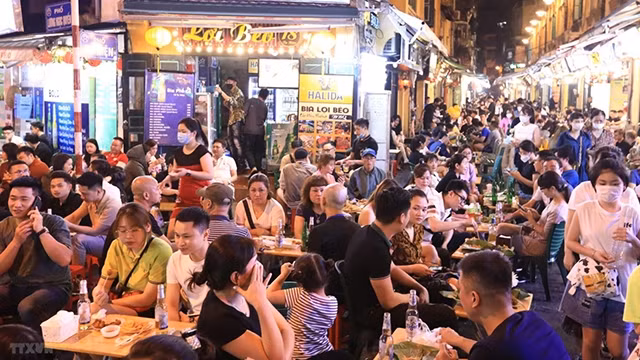 由于新冠肺炎疫情长时间关闭后，拥挤场景在谢现和良玉绢街重新出现。（图片来源：越通社）