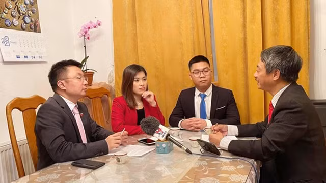 旅居捷克青年知识分子和企业家接受越南记者的采访。