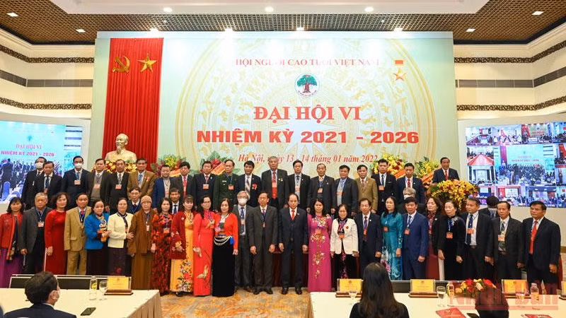 第六届越南老年人协会执行委员会亮相仪式。（维玲 摄）