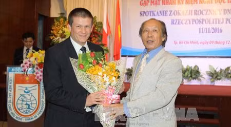 越南—波兰友好协会胡志明市分会主席阮登强和波兰驻越南副大使。（图片来源：越通社）