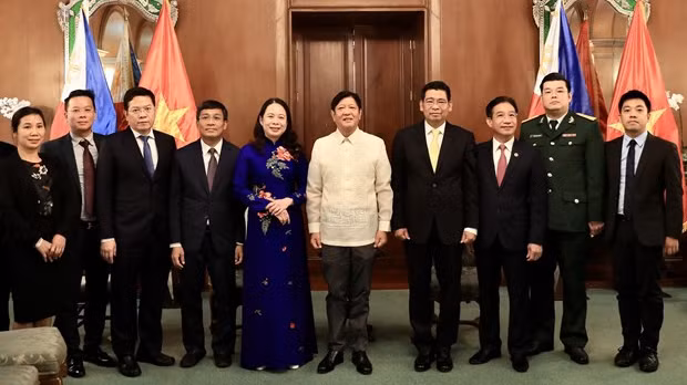 越南国家副主席武氏映春会见菲律宾总统马科斯。